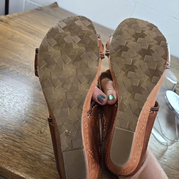 L'Artiste By Spring Step Sesame Wedge Tooled Hand Painted Leather Sandals - Picture 3 of 12